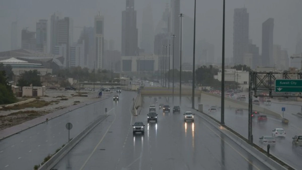 توقعات الطقس: أمطار متفرقة اليوم وفرص لعواصف رعدية يومي الجمعة والسبت